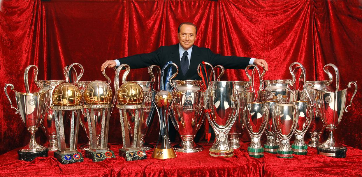 Berlusconi mostra i trofei vinti dal Milan durante la sua presidenza