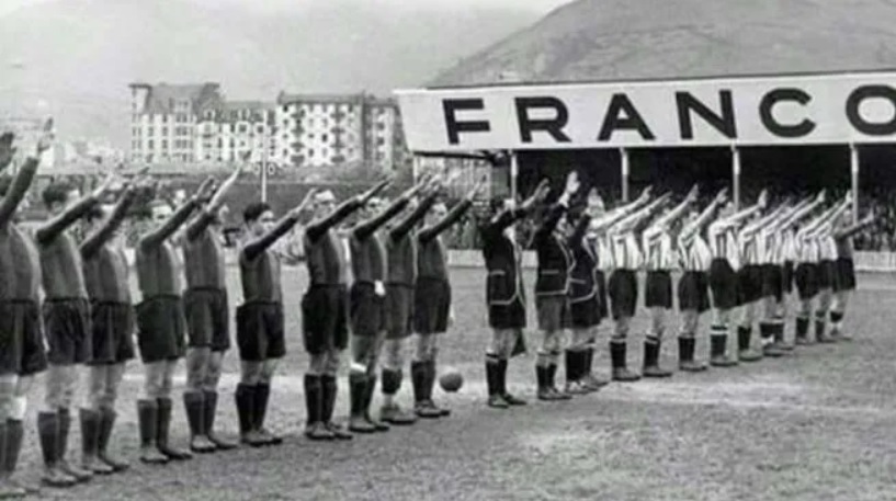 Giocatori del Barcelona che omaggiano Francisco Franco con il saluto fascista