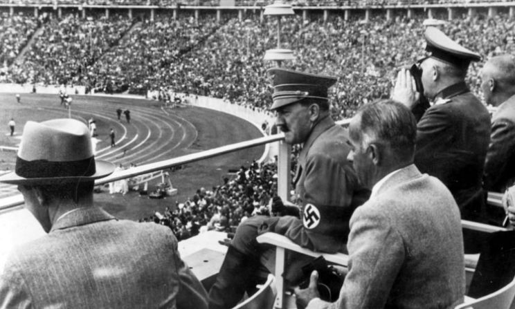 Hitler negli spalti dello stadio in cui si svolse l'inaugurazione delle Olimpiadi
