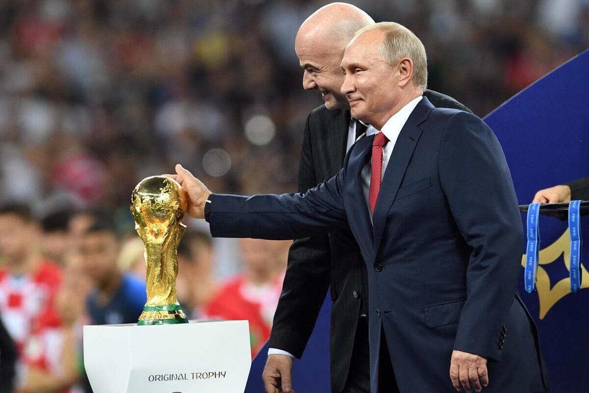 Vladimir Putin e Gianni Infantino con la Coppa del Mondo 